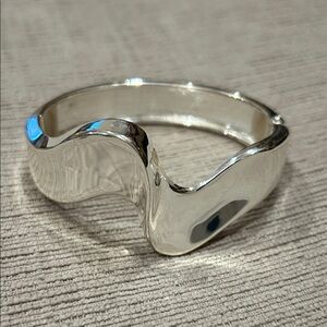 Elegant Silver Wave bracelet